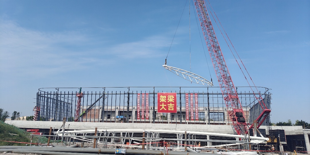 內(nèi)江市高橋片區(qū)全民健身中心項(xiàng)目突破技術(shù)難關(guān) 36.9米超大跨度鋼結(jié)構(gòu)成功實(shí)現(xiàn)吊裝 施工難度和技術(shù)要求